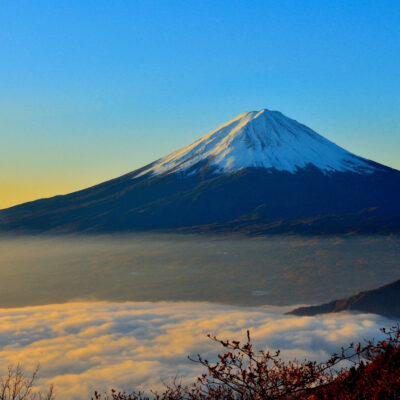 日の出を迎える富士山